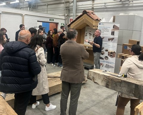 Participants in the technical visit during a presentation of construction solutions developed at PEMADE.
